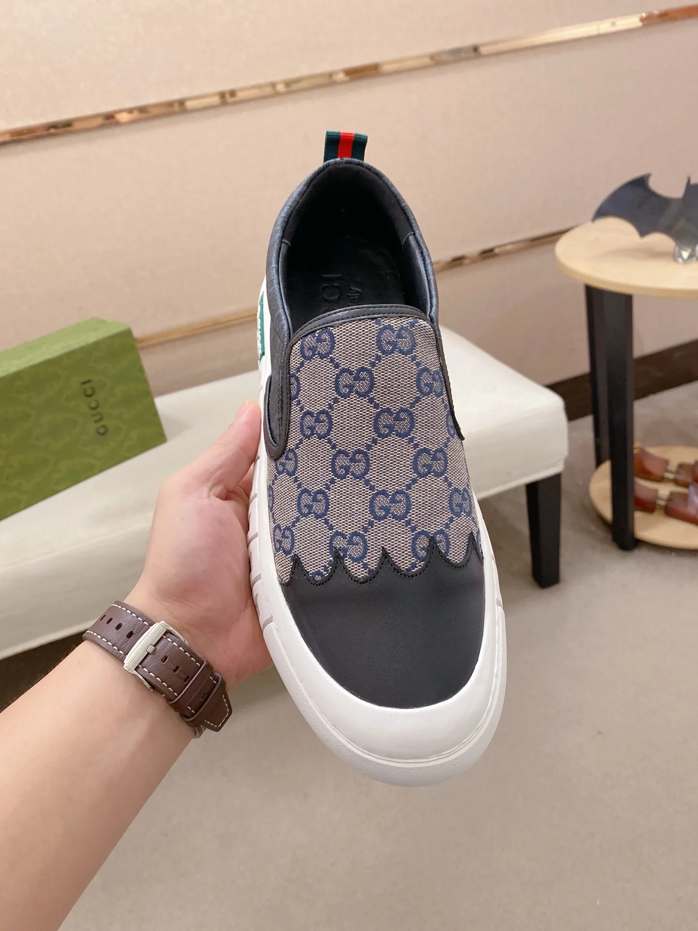 Factory price: 400💰 (GUCCI) The latest model from the official website 🎁🎁Casual and fashionable men's shoes👟, hot style💥The version is simple and elegant, exclusive for trendy men. Unique latest brand elements from the official website👑Original decoration, fashionable and generous, the fabric is original cowhide ✅Sheepskin lining, the official website specifies wear-resistant casual outsole, the classic model is taken in kind at the counter🎬38-44 (45 is not returned or exchanged when customized)